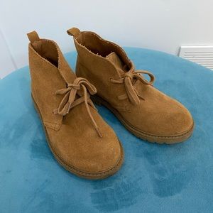 Gap boy’s desert boots size 2 EUC
